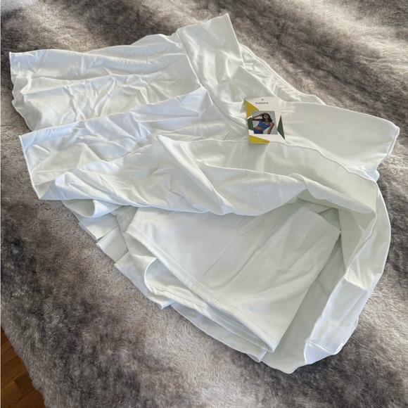 HALARA Pants - White Halara athletic pleated skort with pockets size 1x.